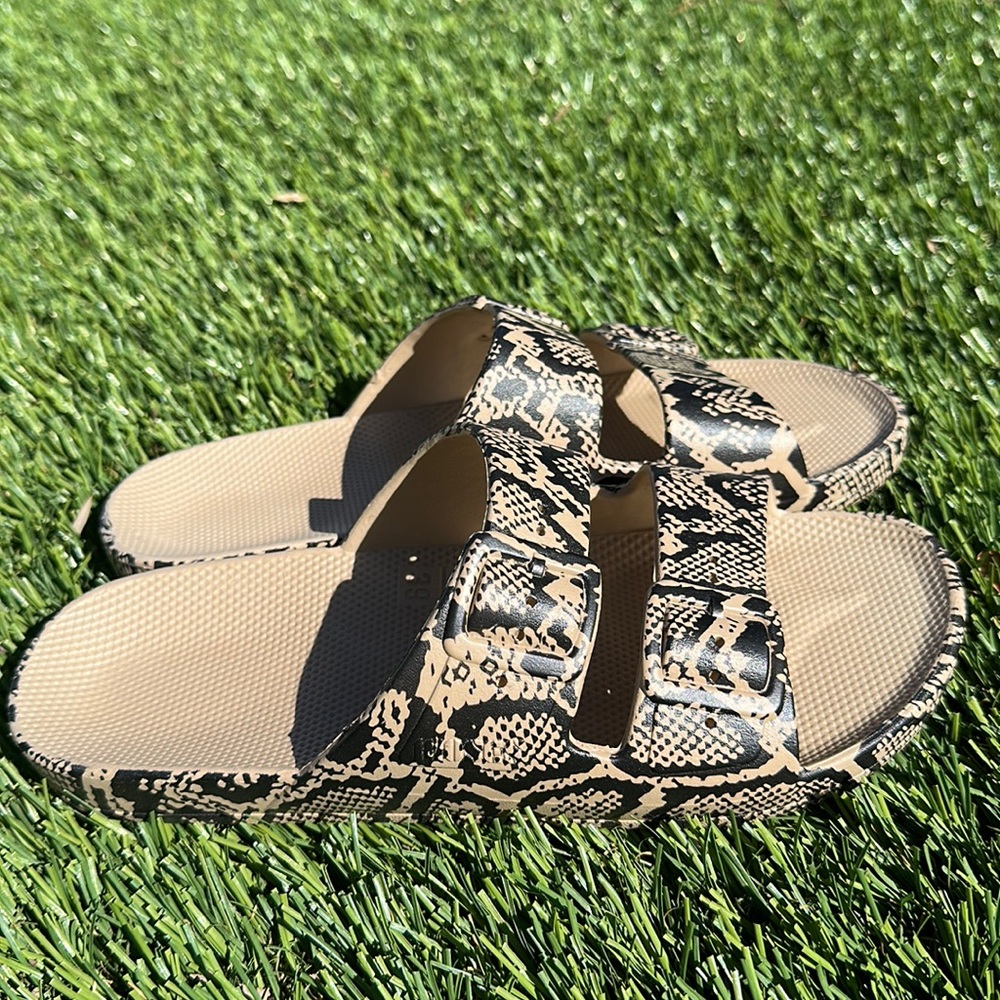 Freedom Moses snake print slides